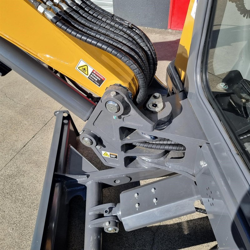 AE40UE-IIS 3.95 Tonne Excavators image 31