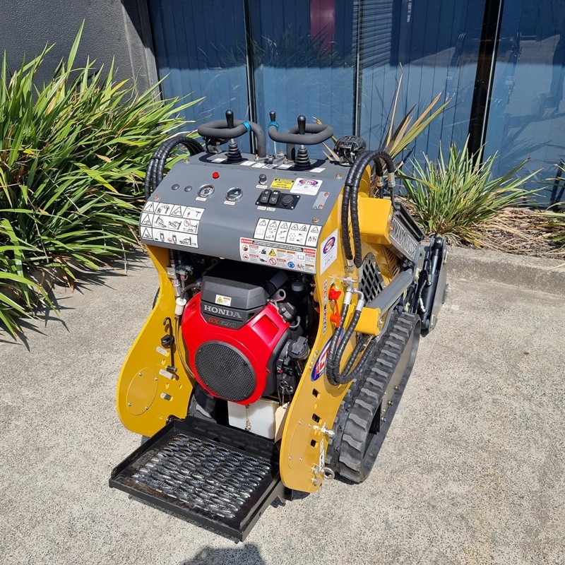 AM230PT Commando Mini Skidsteers image 14