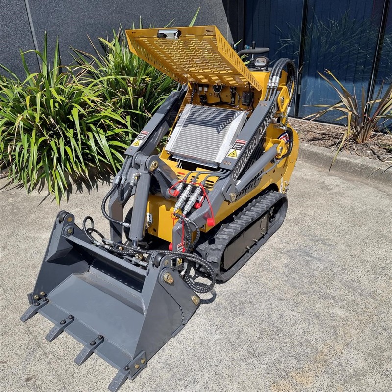 AM230PT Commando Mini Skidsteers image 25