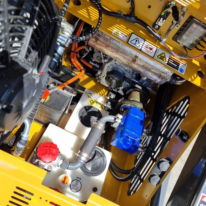 AM230PT Commando Mini Skidsteers image 31