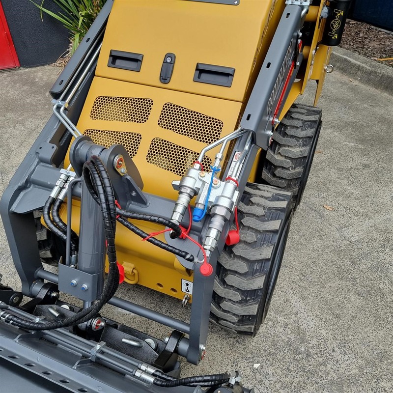 AM402DW Commando Mini Skidsteers image 8