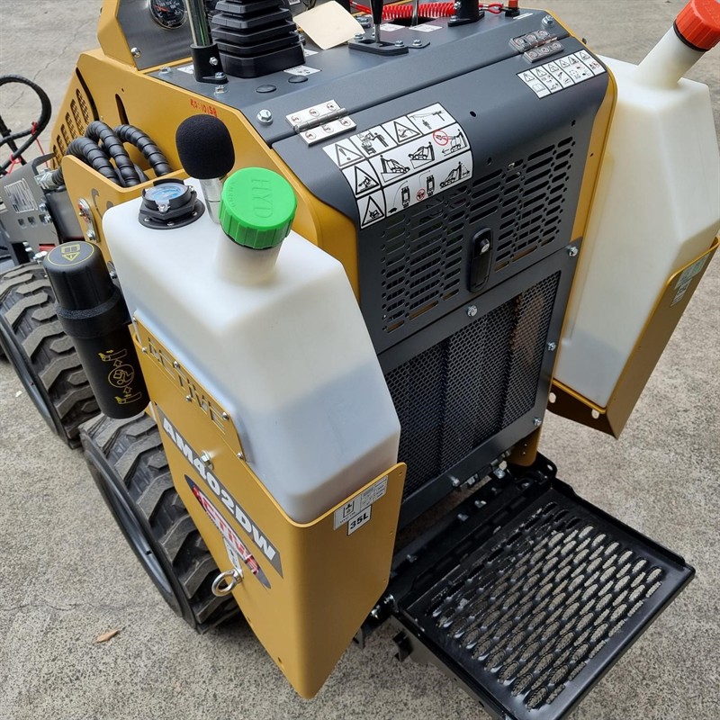 AM402DW Commando Mini Skidsteers image 13