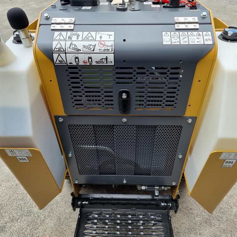 AM402DW Commando Mini Skidsteers image 17