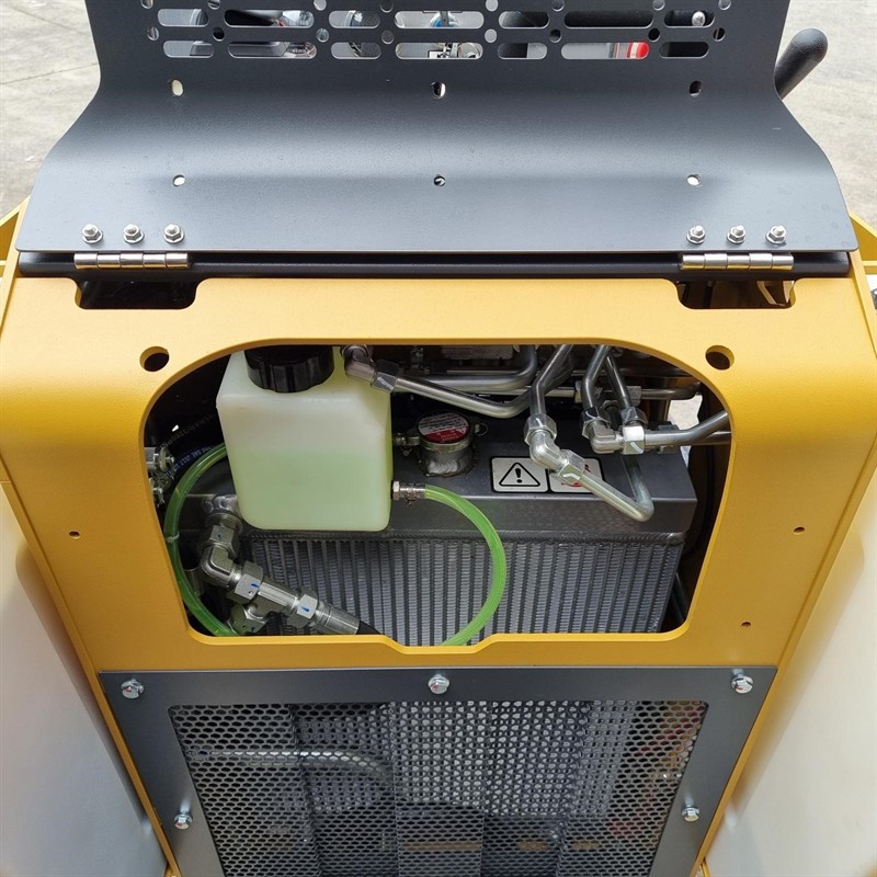 AM402DW Commando Mini Skidsteers image 22