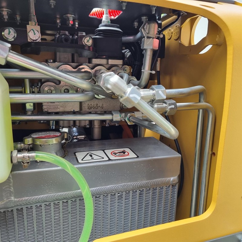 AM402DW Commando Mini Skidsteers image 24