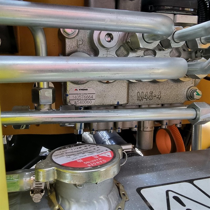 AM402DW Commando Mini Skidsteers image 25