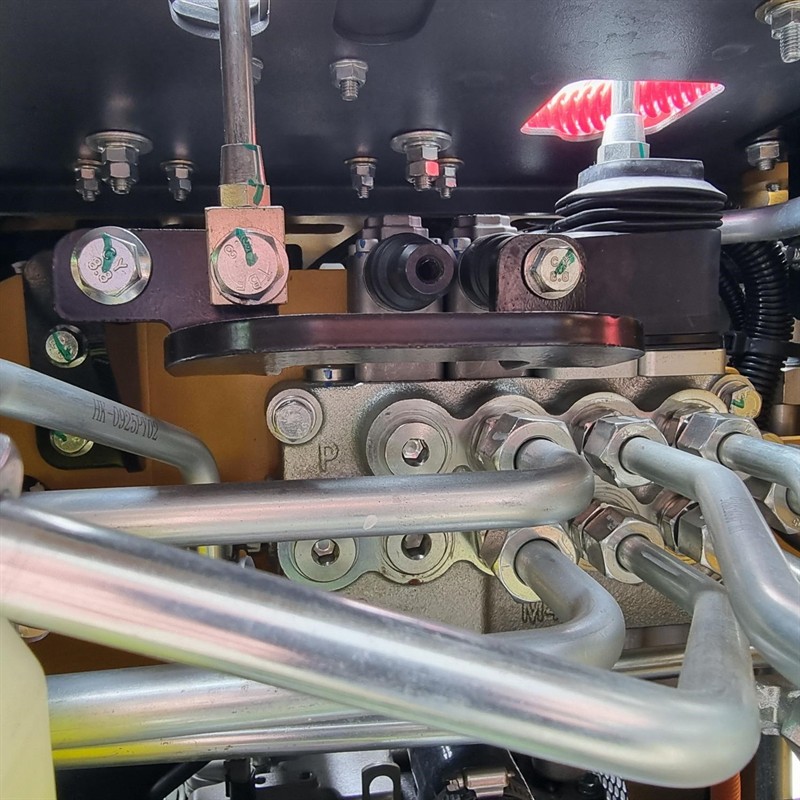 AM402DW Commando Mini Skidsteers image 27