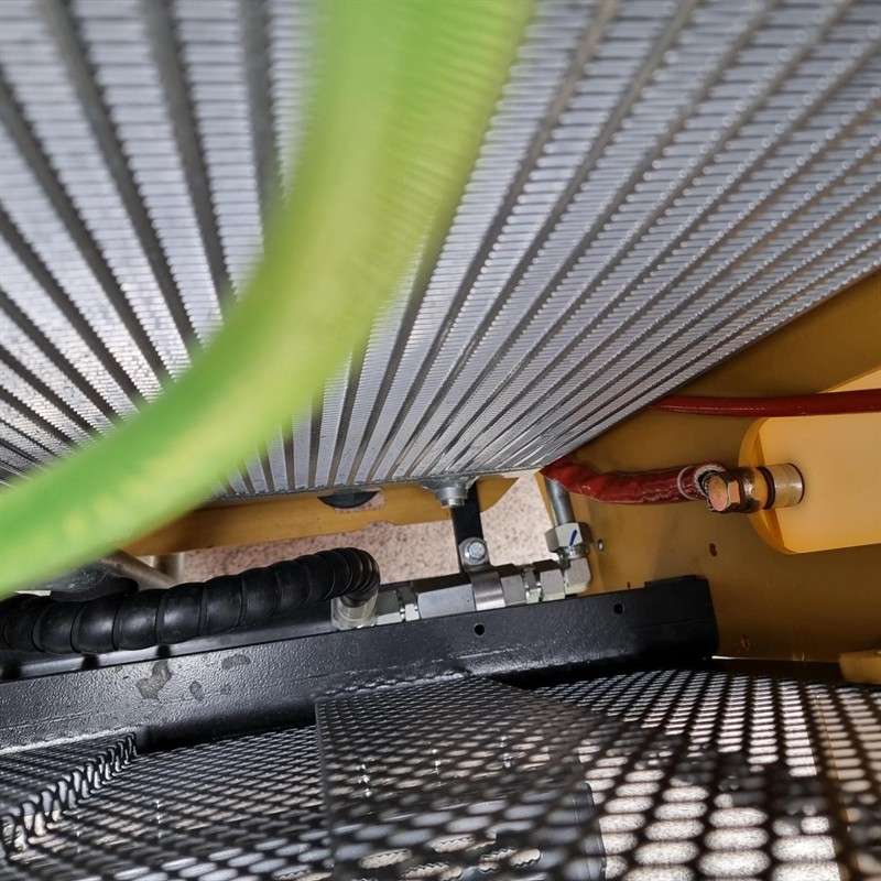 AM402DW Commando Mini Skidsteers image 28