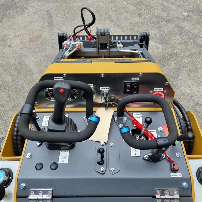 AM402DW Commando Mini Skidsteers image 29