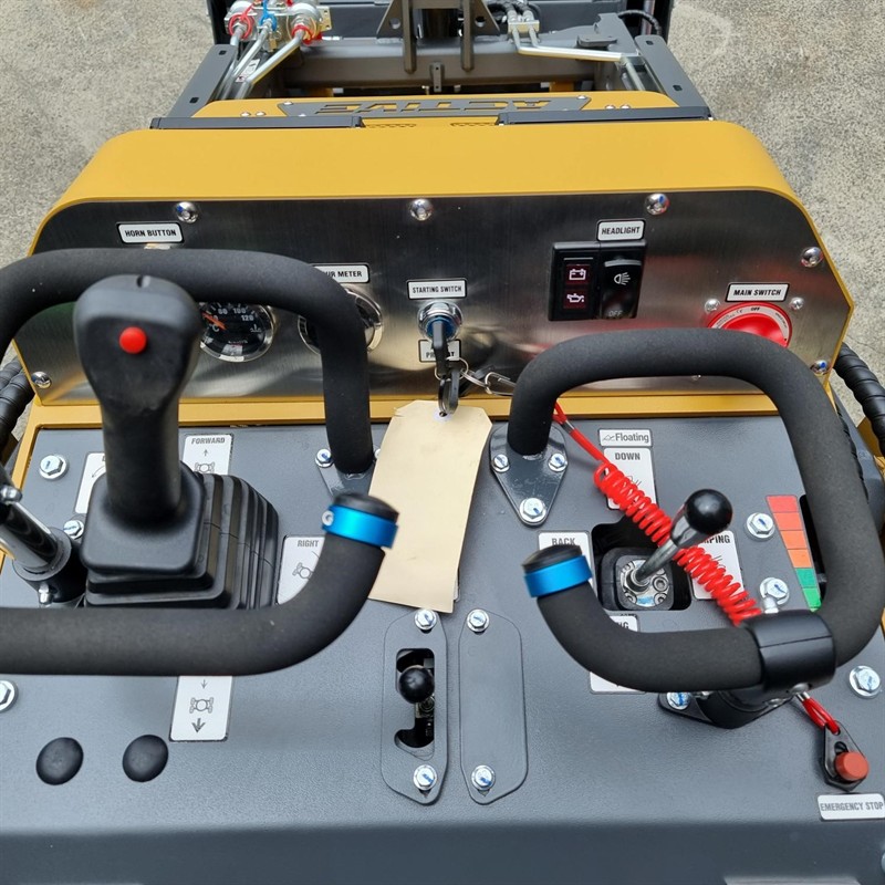 AM402DW Commando Mini Skidsteers image 30