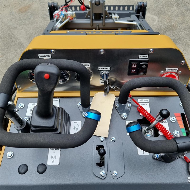 AM402DW Commando Mini Skidsteers image 32