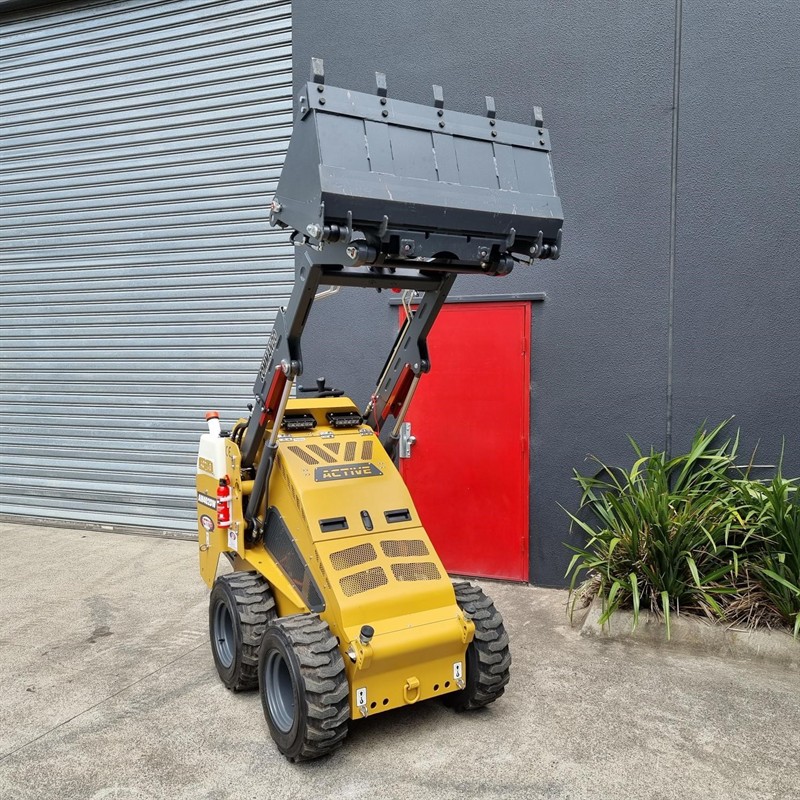 AM402DW Commando Mini Skidsteers image 36