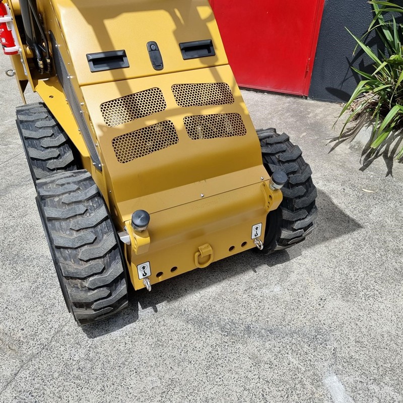 AM402DW Commando Mini Skidsteers image 43