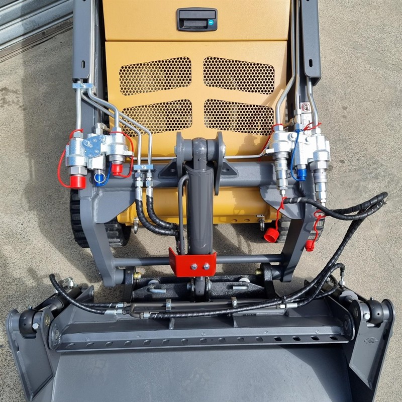 AM404DT Commando Mini Skidsteers image 9