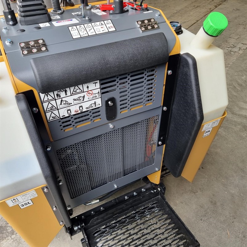 AM404DT Commando Mini Skidsteers image 24