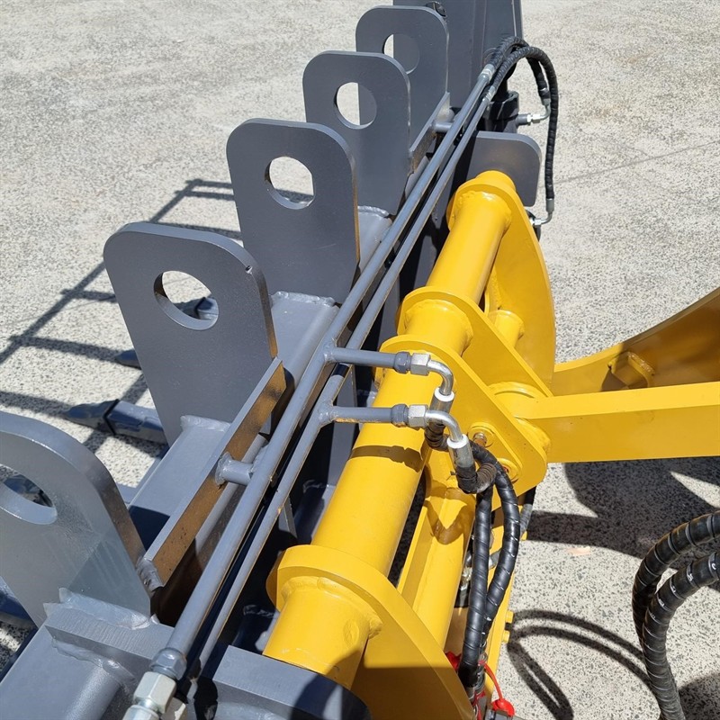 AL926F Grapple Bucket Attachments image 23