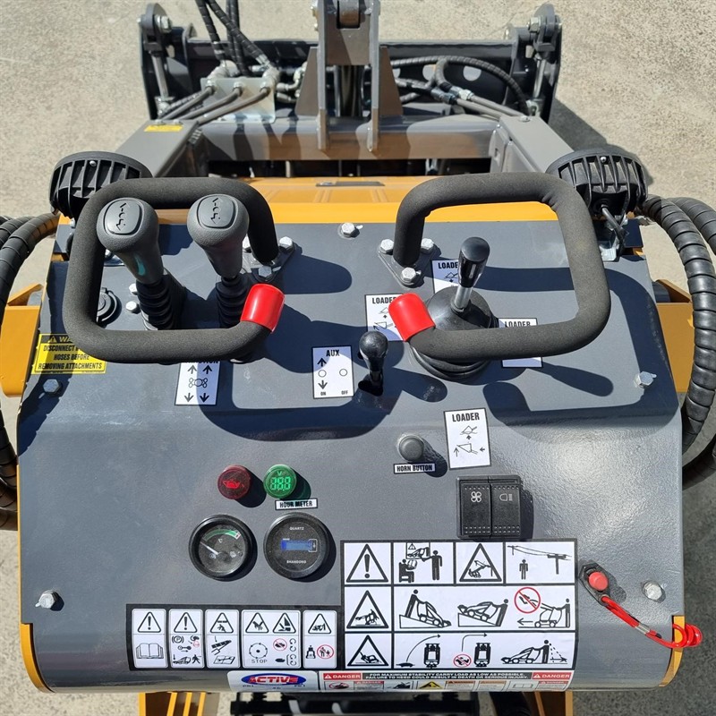 AM234PW Commando Mini Skidsteers image 18