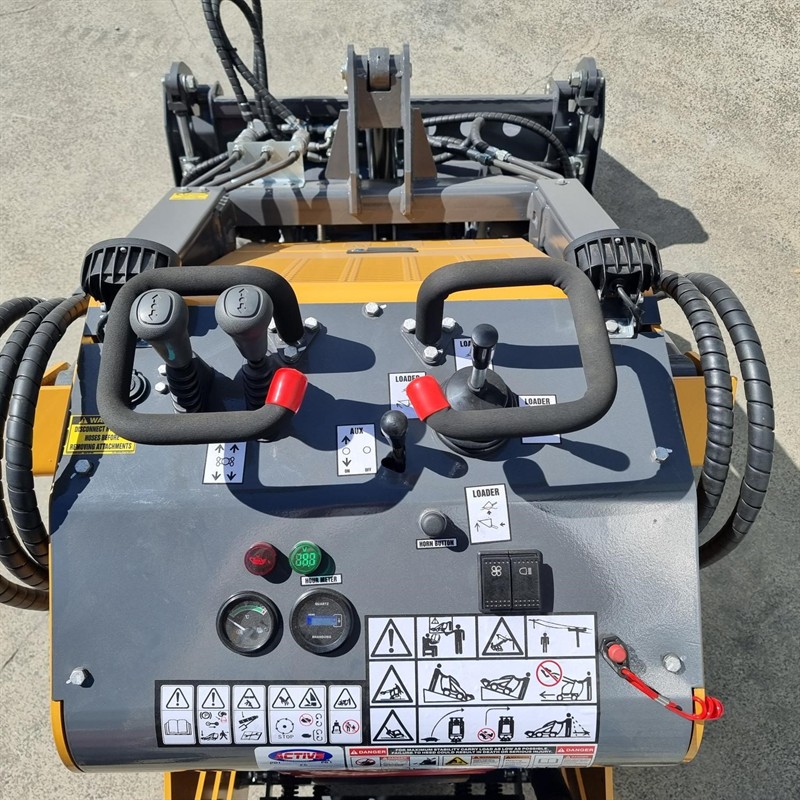 AM234PW Commando Mini Skidsteers image 19