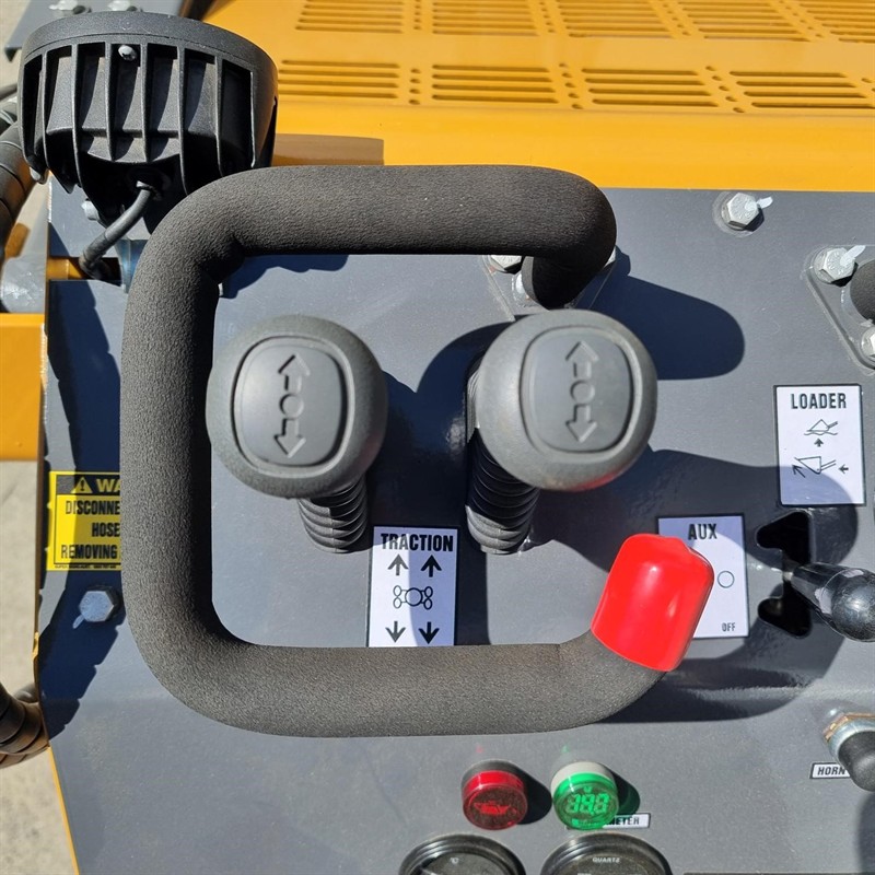 AM234PW Commando Mini Skidsteers image 20