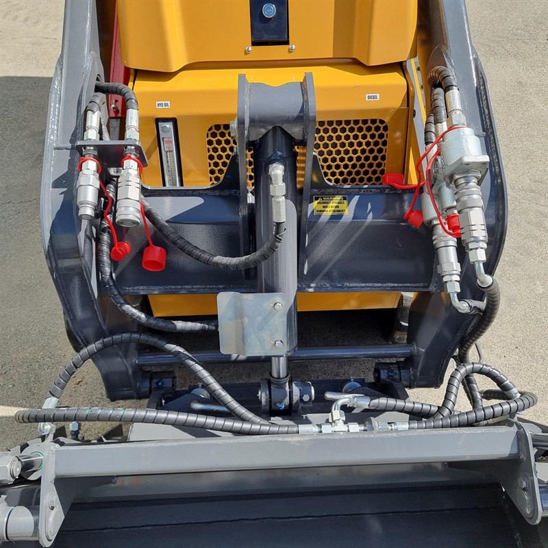 AM334DT Commando Mini Skidsteers image 9