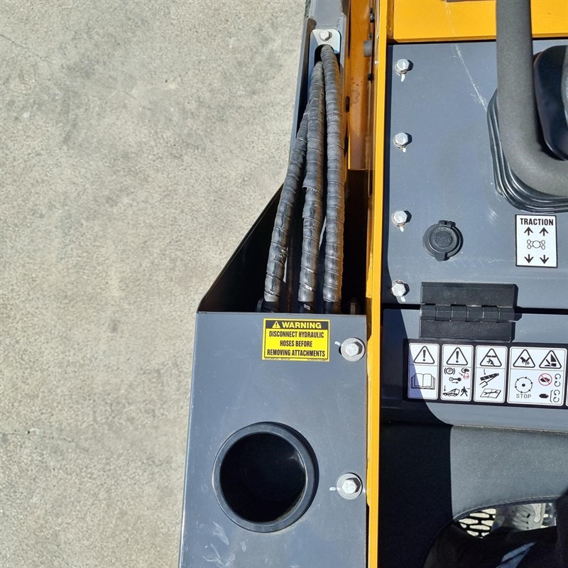 AM334DT Commando Mini Skidsteers image 20