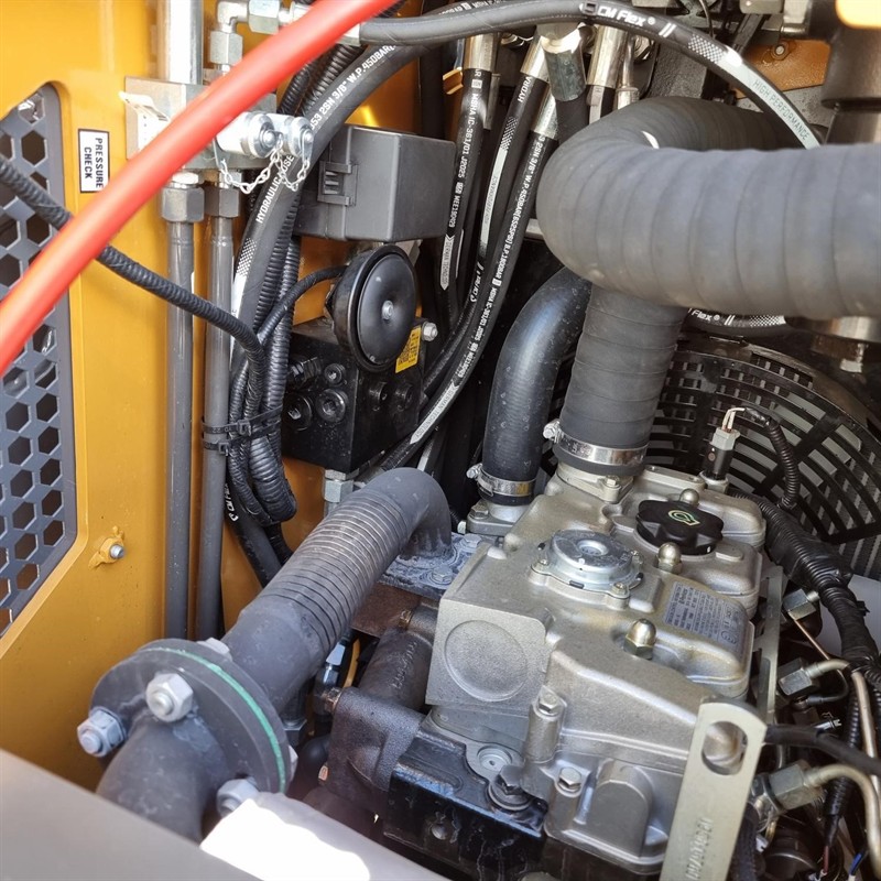 AM334DT Commando Mini Skidsteers image 81