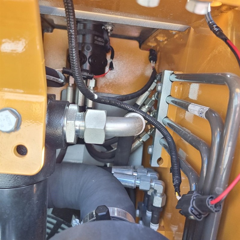 AM334DT Commando Mini Skidsteers image 83